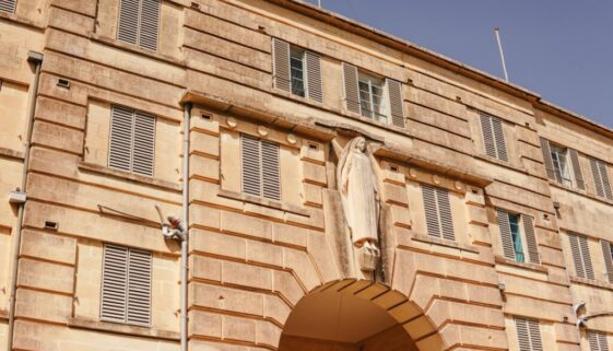 Jakie są główne wyzwania współczesnej administracji publicznej?